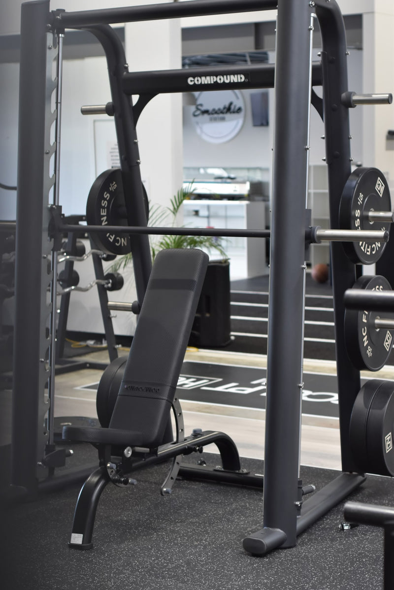 Technogym Multipower smith machine: Power rack with barbell
